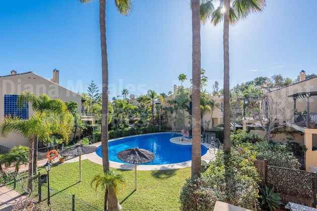 Foto 1 de Casa adossada en venda a Puerto Banús de 3 habitacions amb piscina i jardí