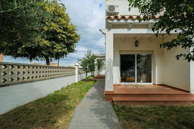 Foto 2 de Casa en venda a Empuriabrava de 3 habitacions amb terrassa i jardí