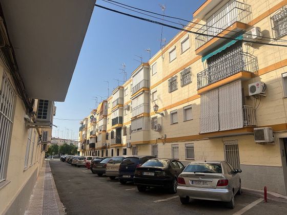 Foto 2 de Pis en venda a calle Guadalobar de 3 habitacions i 56 m²