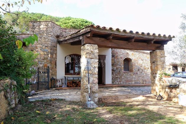 Foto 2 de Casa rural en venda a Vila de Palafrugell - Llofriu - Barceloneta de 4 habitacions amb terrassa i piscina