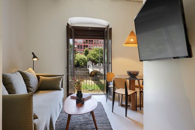 Foto 2 de Pis en lloguer a Centre - Girona de 1 habitació amb terrassa i mobles