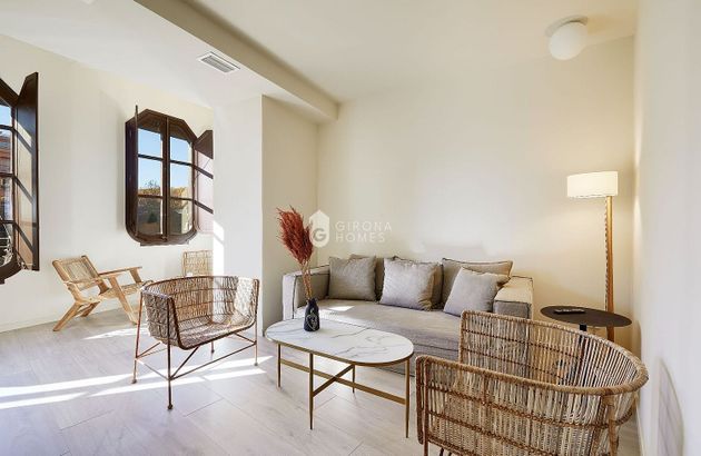Foto 1 de Pis en lloguer a Centre - Girona de 2 habitacions amb mobles i balcó