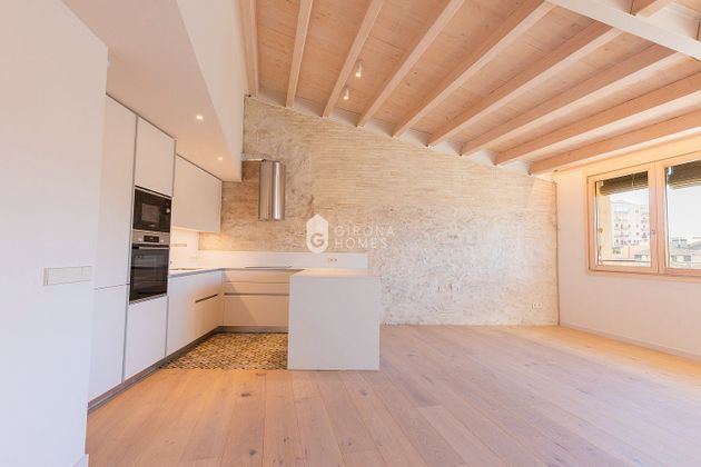 Foto 2 de Ático en alquiler en Centre - Girona de 1 habitación con aire acondicionado y calefacción