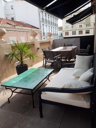 Foto 1 de Alquiler de ático en Russafa de 2 habitaciones con terraza y muebles