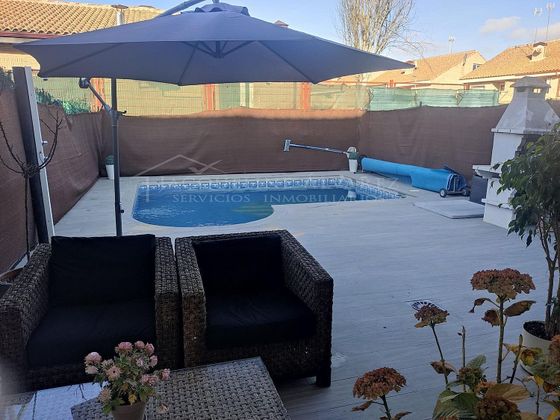 Foto 1 de Casa adossada en venda a Hoyos de 4 habitacions amb terrassa i piscina