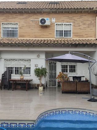 Foto 2 de Casa adosada en venta en Hoyos de 4 habitaciones con terraza y piscina