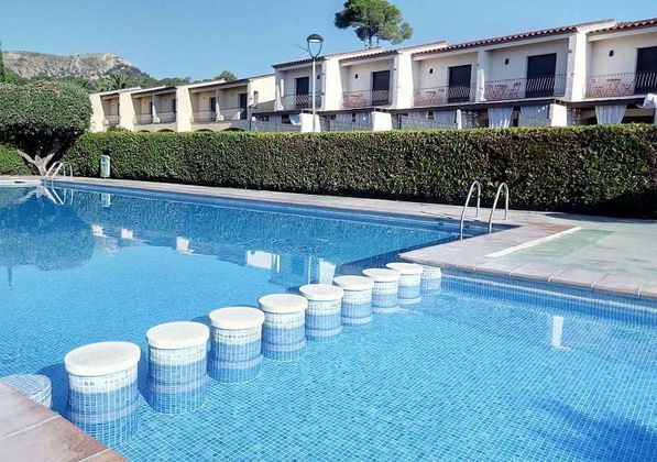 Foto 1 de Casa adossada en venda a avenida Del Maresme de 2 habitacions amb terrassa i piscina
