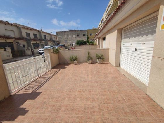 Foto 2 de Casa adossada en venda a calle Del Tarragonés de 5 habitacions amb terrassa i garatge