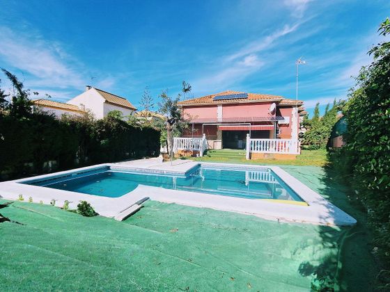 Foto 2 de Xalet en venda a Valencina de la Concepción de 6 habitacions amb terrassa i piscina
