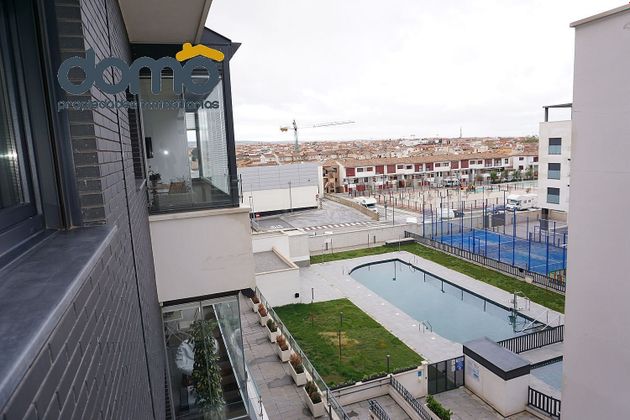 Foto 1 de Piso en alquiler en calle Darwin de 3 habitaciones con terraza y piscina