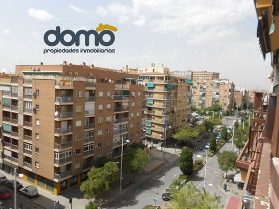 Foto 2 de Piso en alquiler en Camino de Ronda - Rosaleda de 4 habitaciones con muebles y balcón