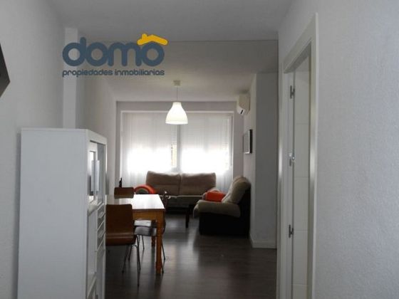 Foto 2 de Piso en alquiler en Camino de Ronda - Rosaleda de 3 habitaciones con muebles y aire acondicionado