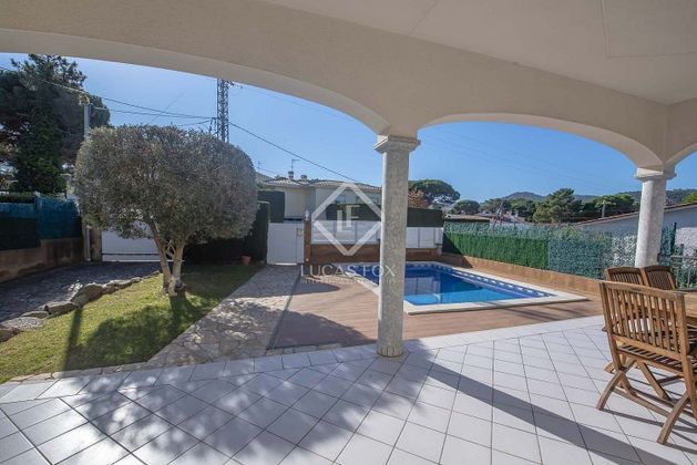 Foto 2 de Chalet en venta en Golf Costa Brava - Bufaganyes de 5 habitaciones con terraza y piscina
