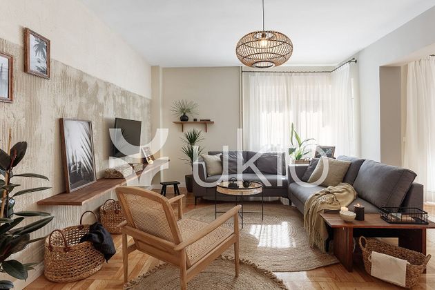 Foto 2 de Alquiler de piso en Almagro de 3 habitaciones con terraza y muebles