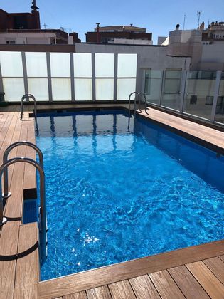 Foto 1 de Àtic en lloguer a Trafalgar de 1 habitació amb terrassa i piscina