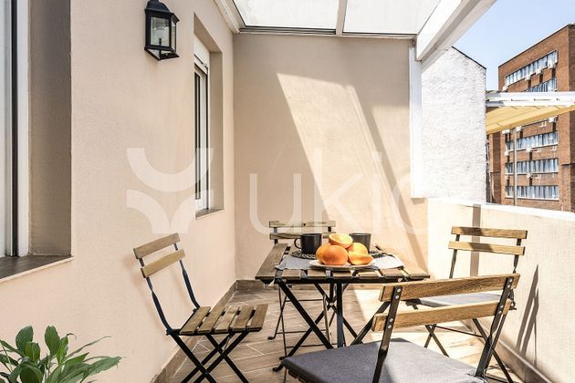 Foto 2 de Ático en alquiler en Trafalgar de 3 habitaciones con terraza y muebles
