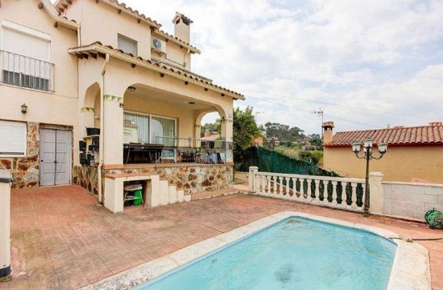 Foto 1 de Casa adossada en venda a Sant Fost de Campsentelles de 5 habitacions amb terrassa i piscina
