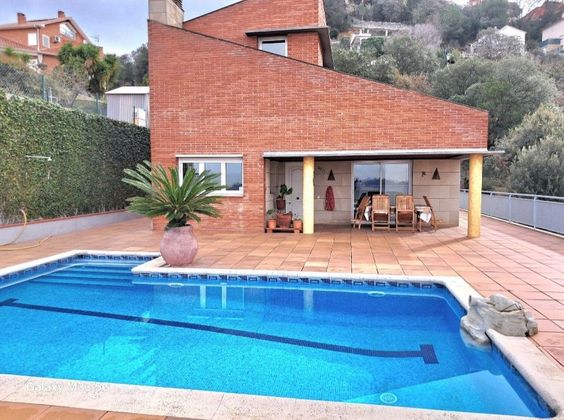 Foto 1 de Venta de chalet en Sant Fost de Campsentelles de 5 habitaciones con terraza y piscina