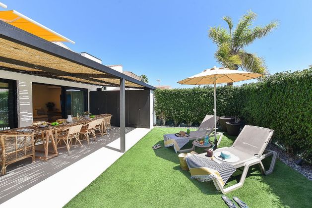 Foto 2 de Casa en lloguer a calle Godeleta de 3 habitacions amb terrassa i piscina