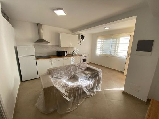 Foto 1 de Alquiler de piso en calle La Gomera de 1 habitación con terraza y muebles