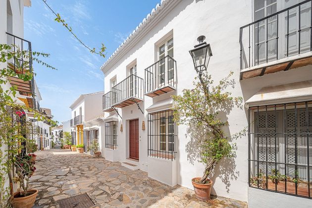 Foto 1 de Dúplex en venda a Lomas de Marbella Club - Puente Romano de 1 habitació amb terrassa i piscina