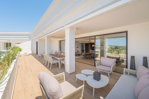 Foto 2 de Àtic en venda a Los Naranjos - Las Brisas de 4 habitacions amb terrassa i piscina