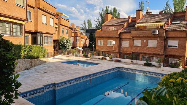 Foto 2 de Casa adossada en venda a Zona Norte de 3 habitacions amb terrassa i piscina