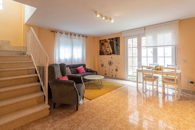 Foto 2 de Casa adossada en venda a calle Almendros de 4 habitacions amb terrassa i garatge