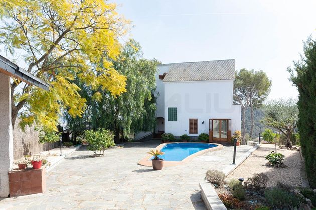 Foto 2 de Venta de casa en Castellví de Rosanes de 5 habitaciones con terraza y piscina