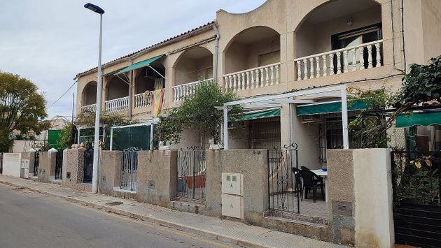 Foto 1 de Casa adossada en venda a calle Crucero Canarias de 3 habitacions amb terrassa i jardí