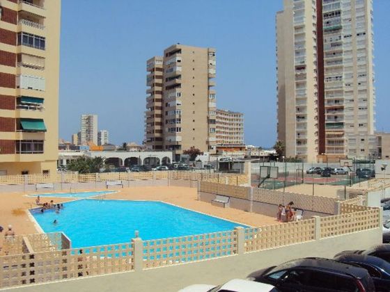 Foto 1 de Alquiler de piso en calle Entremares de 1 habitación con piscina y jardín