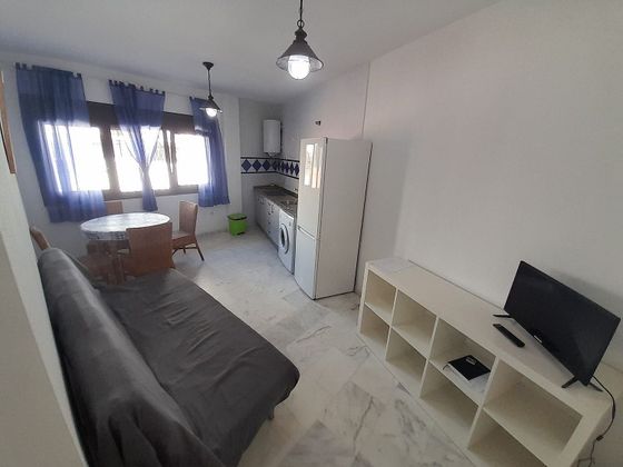 Foto 1 de Piso en alquiler en avenida Sanlúcar de Barrameda de 2 habitaciones con garaje y muebles