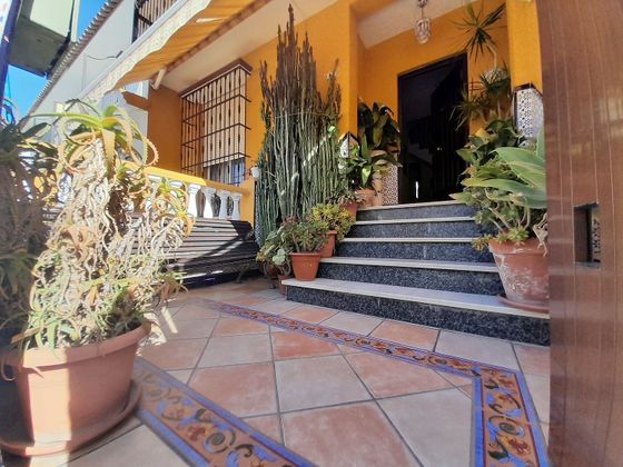 Foto 1 de Casa adossada en venda a Centro - Norte de 4 habitacions amb terrassa i balcó