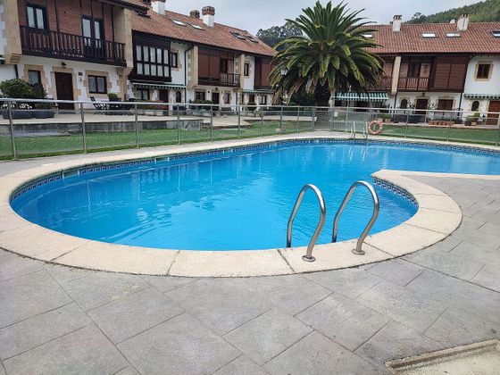Foto 1 de Casa adossada en venda a barrio Samano de 4 habitacions amb terrassa i piscina