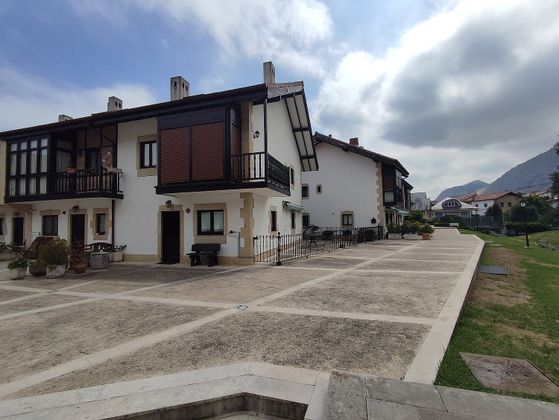 Foto 2 de Casa adossada en venda a barrio Samano de 4 habitacions amb terrassa i piscina