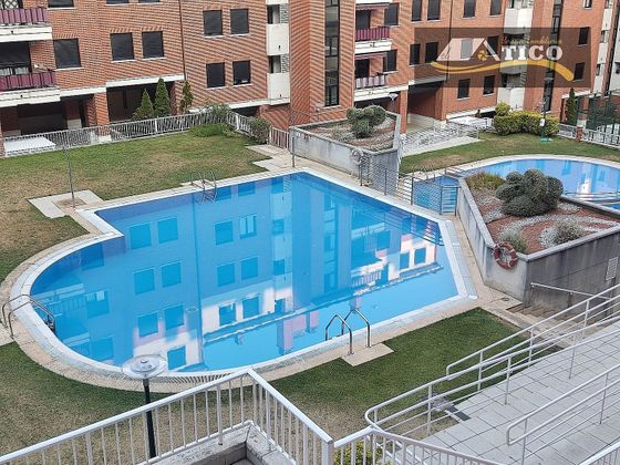 Foto 1 de Venta de piso en calle Clara Campoamor de 3 habitaciones con terraza y piscina