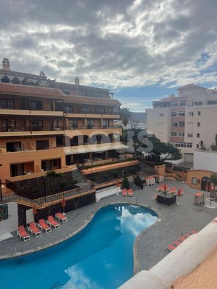 Foto 2 de Venta de piso en Los Cristianos - Playa de las Américas de 2 habitaciones con piscina y garaje