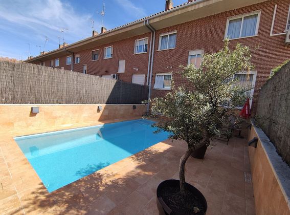 Foto 2 de Venta de casa en Las Américas de 5 habitaciones con terraza y piscina