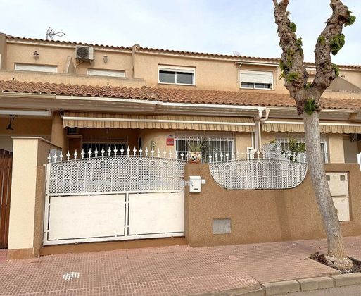 Foto 1 de Casa adossada en venda a calle Segura de 4 habitacions amb terrassa i piscina