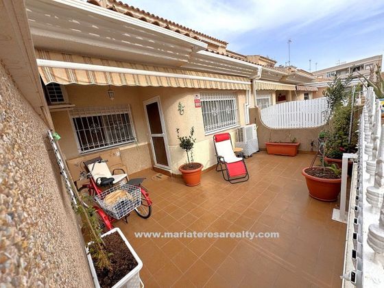 Foto 2 de Casa adossada en venda a calle Segura de 4 habitacions amb terrassa i piscina