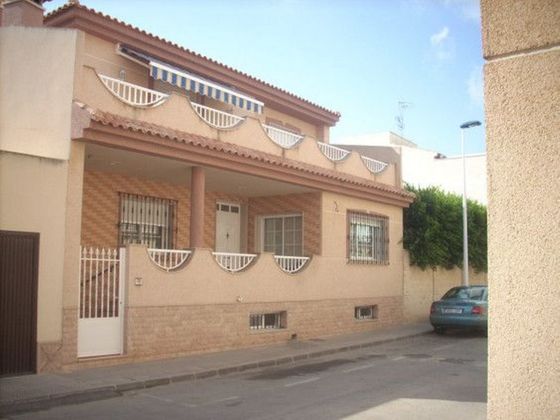 Foto 2 de Casa adossada en venda a San Pedro del Pinatar de 6 habitacions amb terrassa i piscina