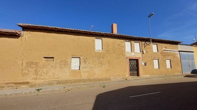 Foto 1 de Casa en venda a calle Valderas de 4 habitacions amb terrassa i calefacció