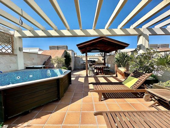 Foto 2 de Àtic en venda a avenida Port Canigó de 2 habitacions amb terrassa i piscina