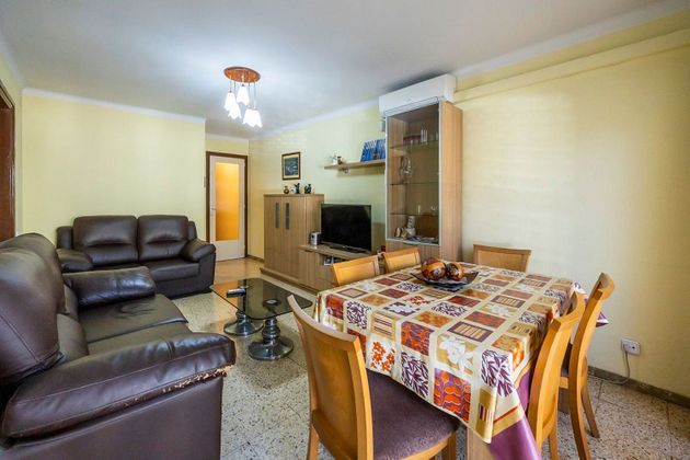 Foto 1 de Piso en venta en Espronceda - Campoamor - Santa Pau de 4 habitaciones con balcón y aire acondicionado