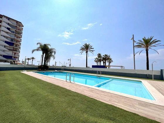 Foto 2 de Pis en venda a plaza Pessebre de 3 habitacions amb terrassa i piscina