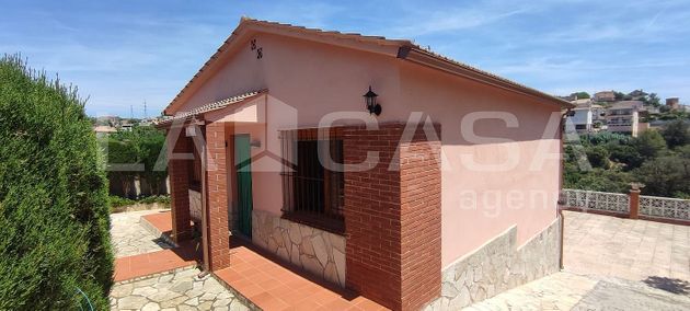 Foto 1 de Venta de chalet en Sant Esteve Sesrovires de 3 habitaciones con terraza y piscina