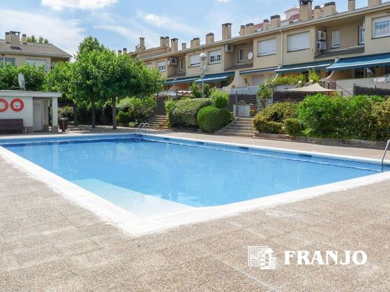 Foto 2 de Casa adosada en venta en Centre - Eixample – Can Llobet – Can Serra de 4 habitaciones con terraza y piscina