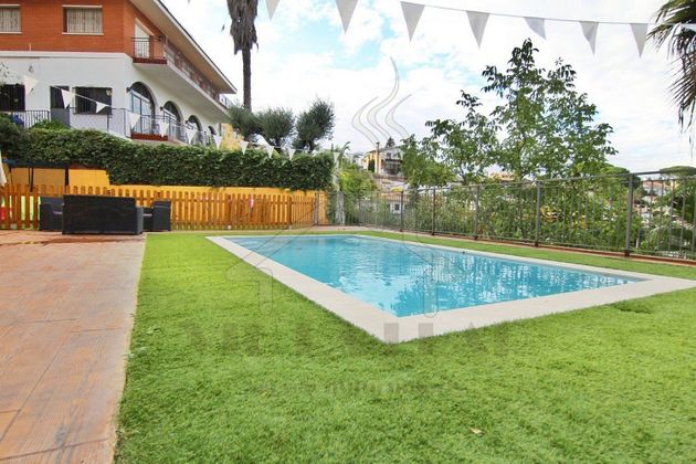 Foto 1 de Venta de chalet en Argentona de 4 habitaciones con piscina y jardín