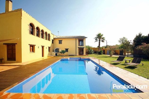 Foto 2 de Casa rural en lloguer a Cabanes (Girona) de 4 habitacions amb terrassa i piscina