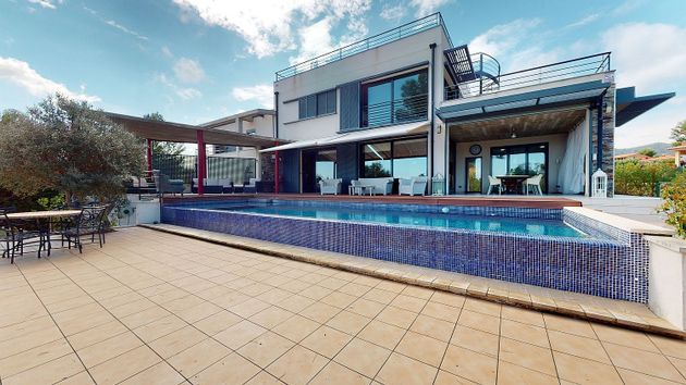 Foto 2 de Chalet en venta en calle De L'estany Salat de 6 habitaciones con terraza y piscina